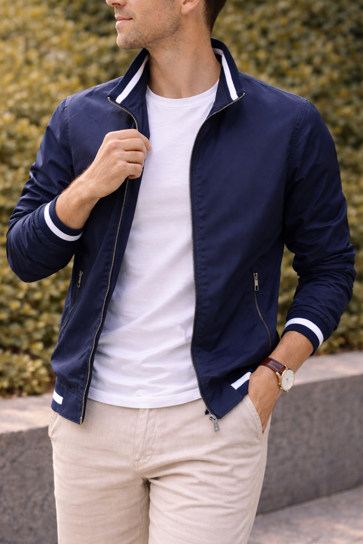 Veste homme légère, moderne, coupe ajustée, parfaite pour la superposition en mi-saison. Confortable et tendance.