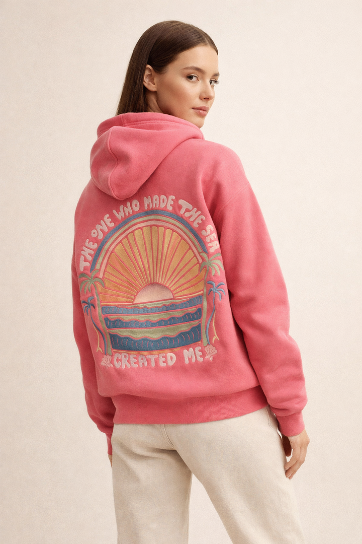 Sweatshirt imprimé graphique pour femme, doté d'une poche kangourou. Style streetwear décontracté et chic.