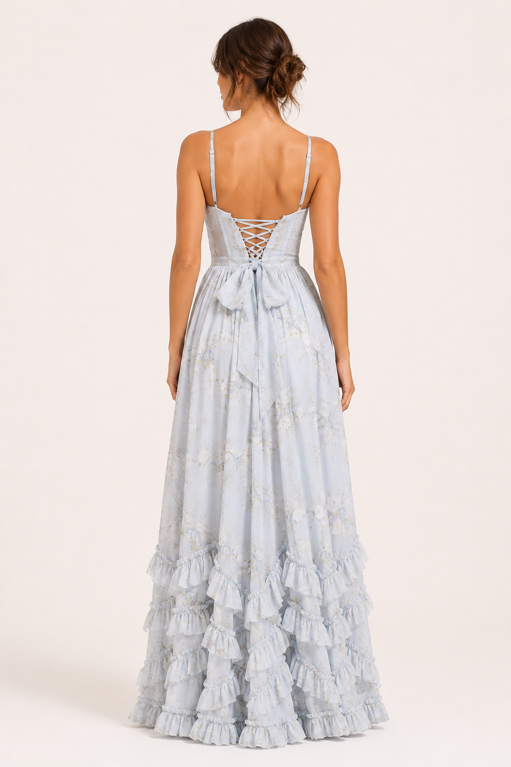 Robe longue fleurie chic pour femme, design élégant, idéale pour une soirée ou un événement spécial estival.