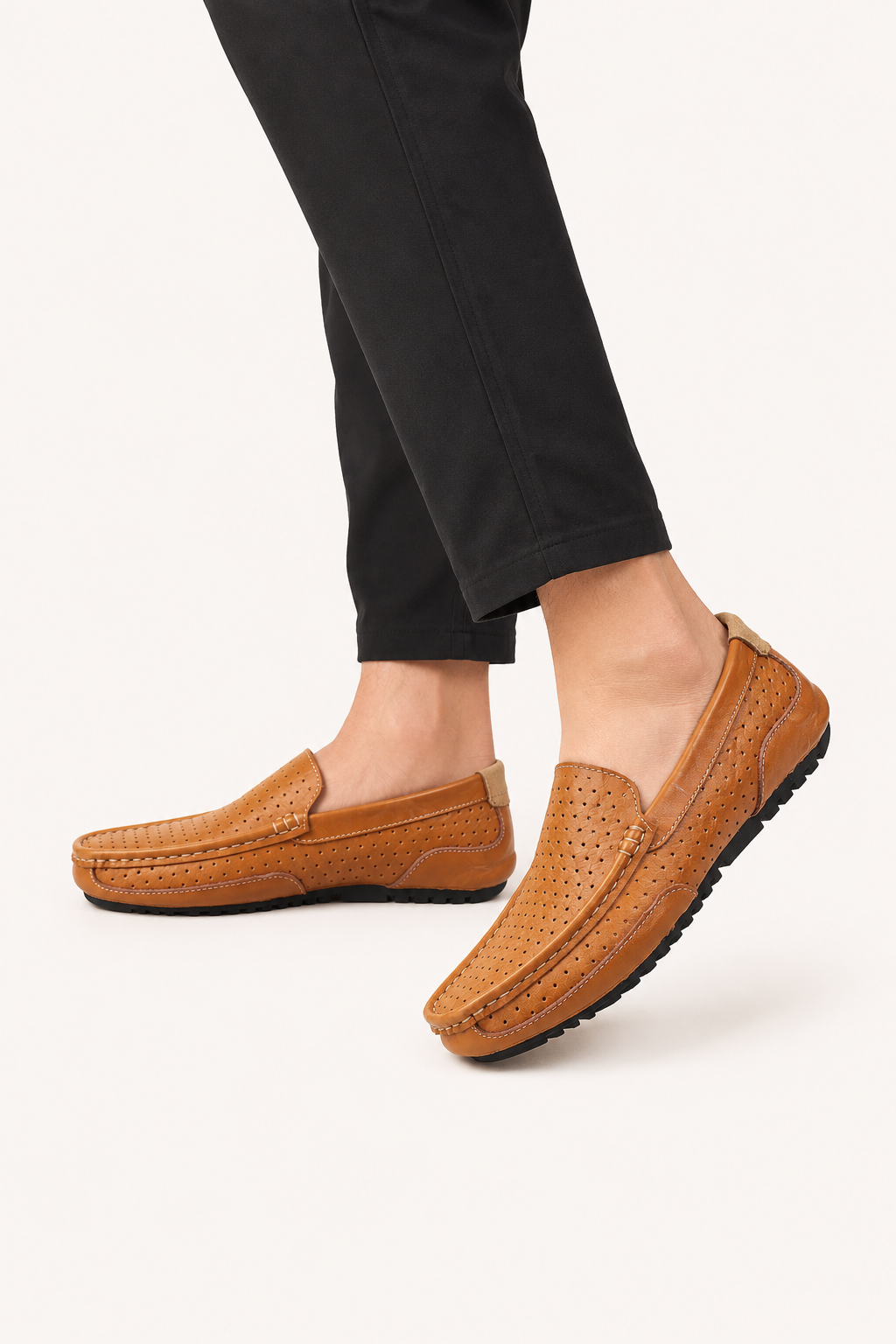 Chaussures mocassins perforées pour hommes, faciles à enfiler, idéales pour la conduite et le bureau.