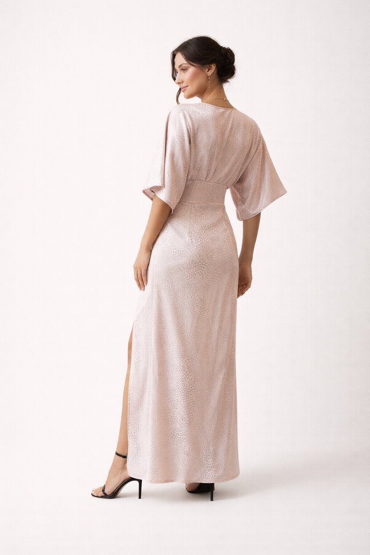 Élégante robe longue d'été rose clair pour femme, coupe fluide et fente latérale. Confort décontracté, style estival chic.