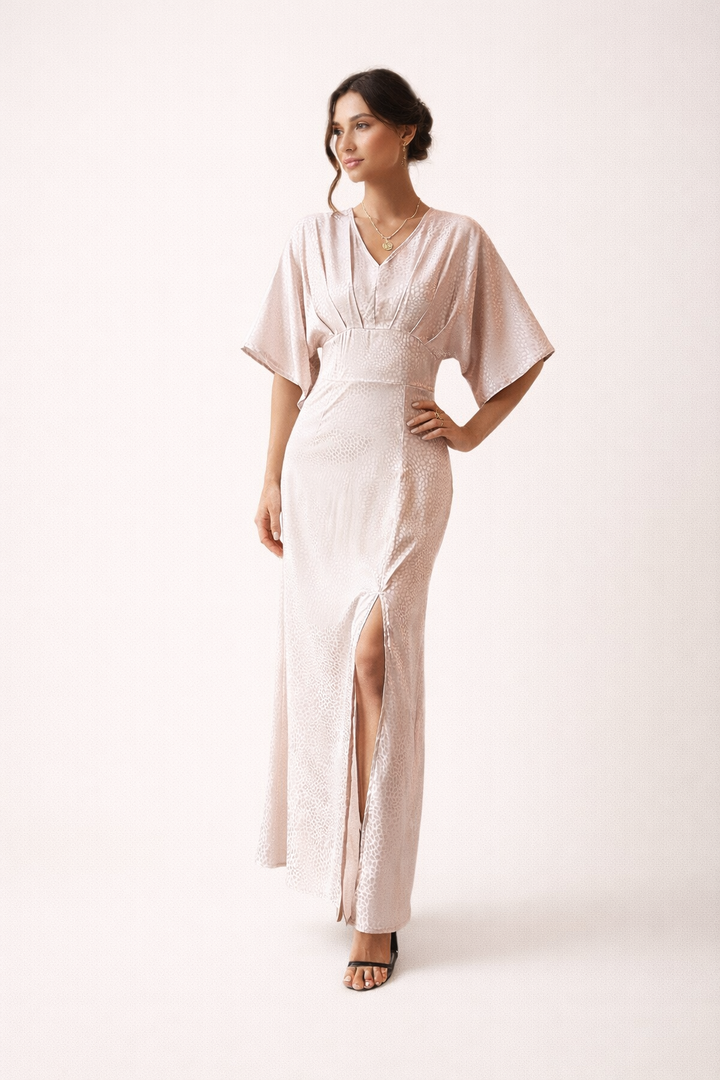 Robe longue décontractée rose clair, manches courtes et fente latérale. Confort fluide et polyvalent pour femme en été.