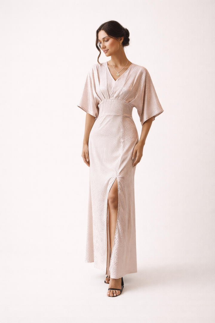 Robe longue fluide rose clair pour femme, manches courtes, fente latérale. Parfaite pour un look été décontracté et confortable.