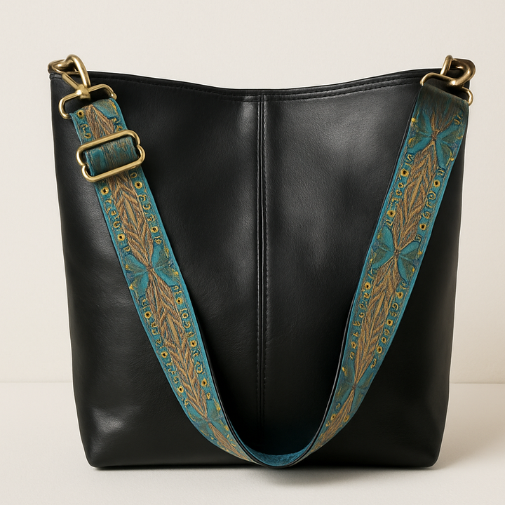 Sac seau chic en cuir vegan pour femme, avec bandoulière brodée bohème. Un accessoire de mode élégant et durable.