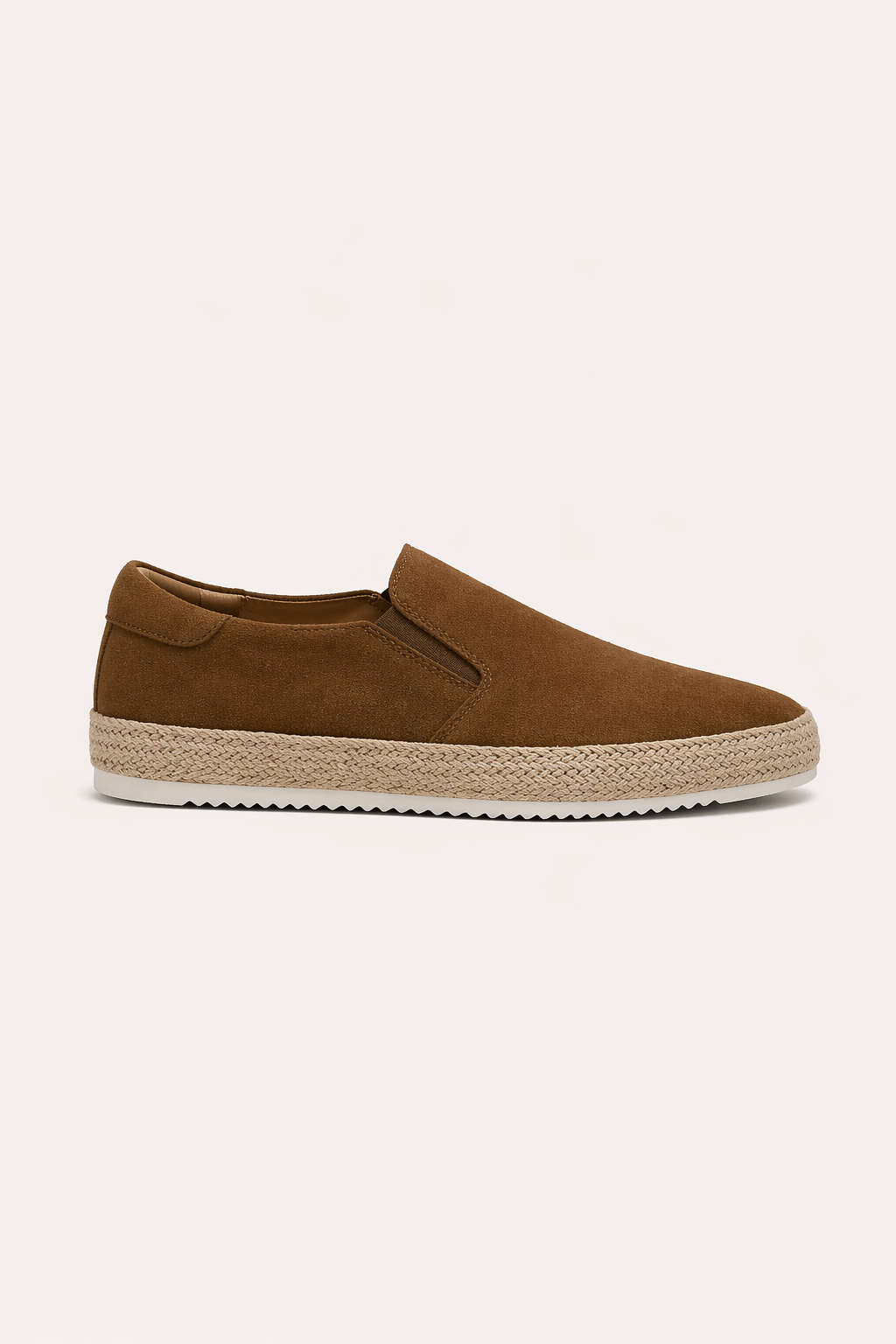 Hommes portant des chaussures décontractées à enfiler, idéales pour le confort quotidien et la marche estivale.