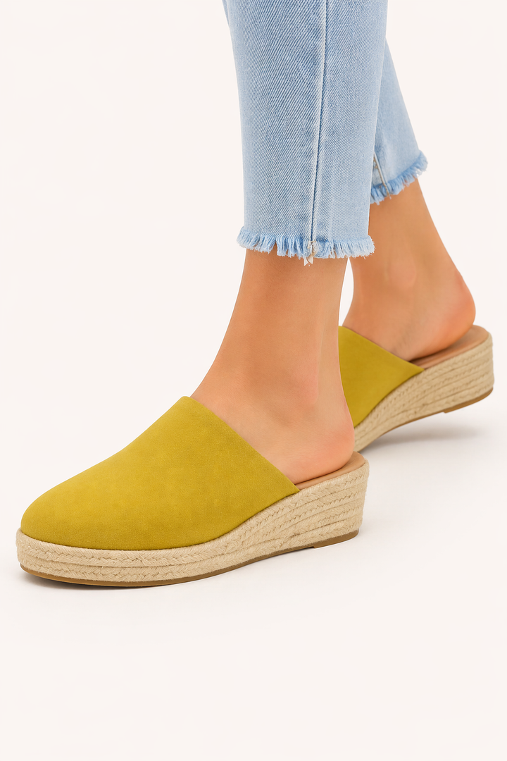 Sabots d'été décontractés à plateforme pour femmes. Chaussures polyvalentes et tendance.