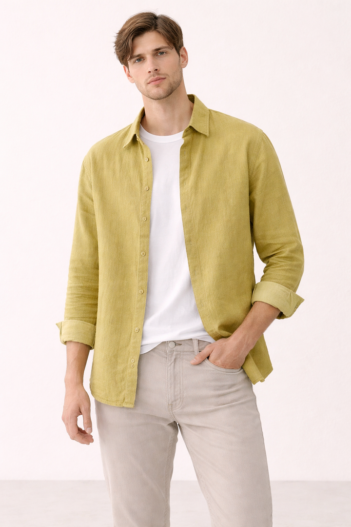 Chemise casual homme élégante, manches longues. Un essentiel polyvalent pour la mode masculine estivale et le confort.