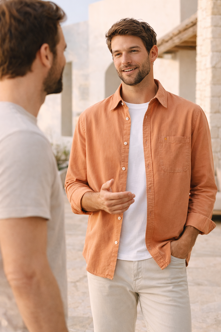 Col et poignets d'une chemise d'été décontractée à manches longues, un vêtement confortable et élégant.