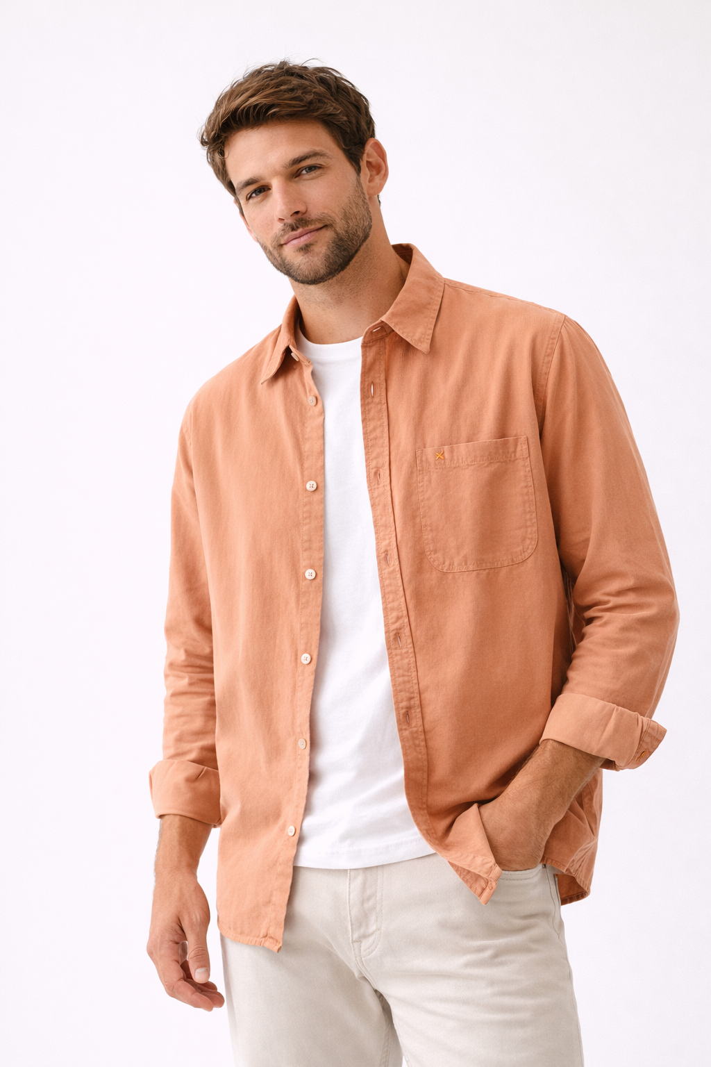 Chemise homme d'été pliée, décontractée et chic, un vêtement polyvalent pour une garde-robe masculine.
