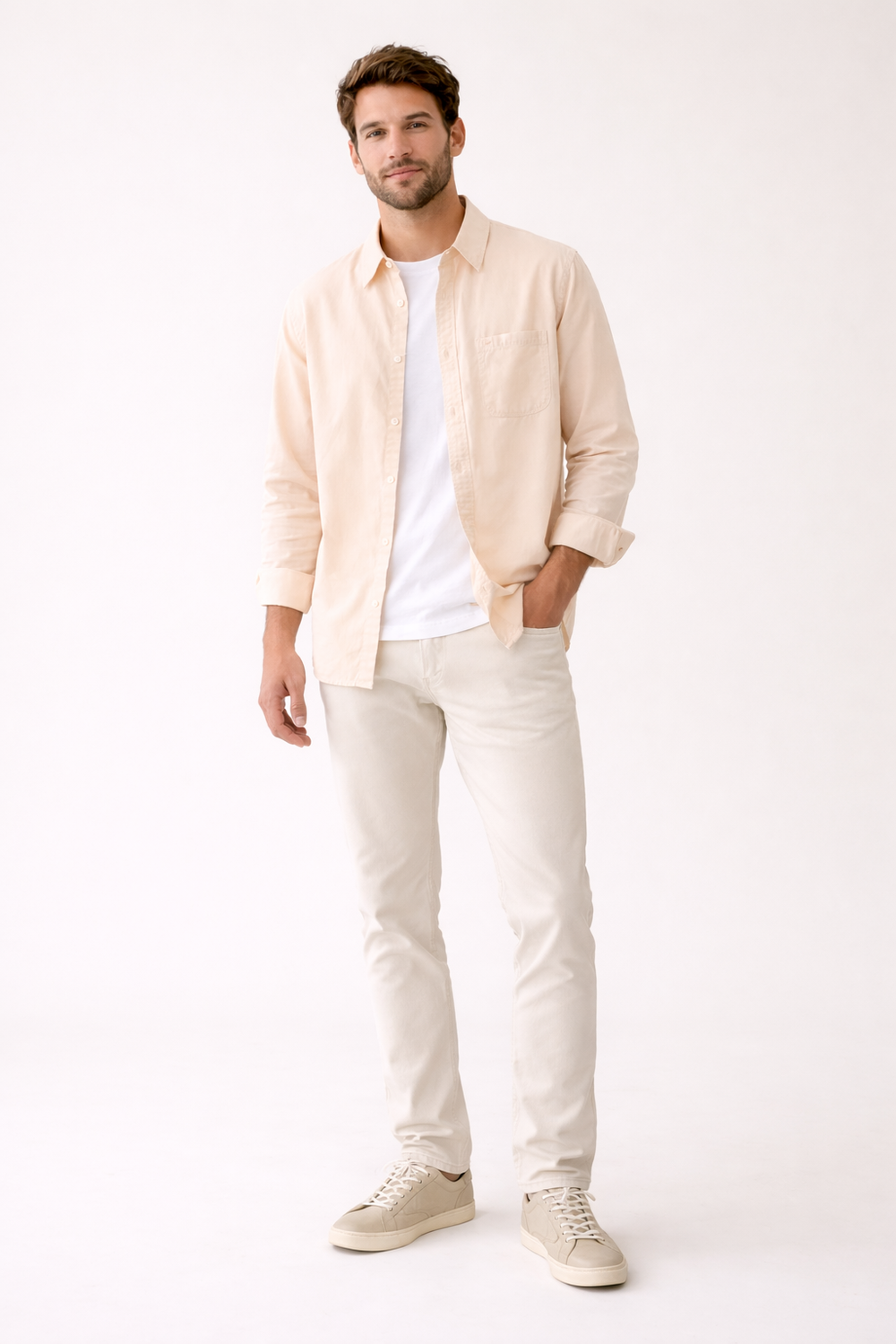 Texture légère et respirante de la chemise d'été décontractée pour homme, parfaite pour un confort estival.
