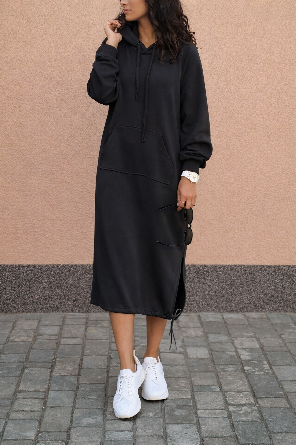 Robe longue décontractée à capuche pour femme, idéale confort et style urbain en automne-hiver.