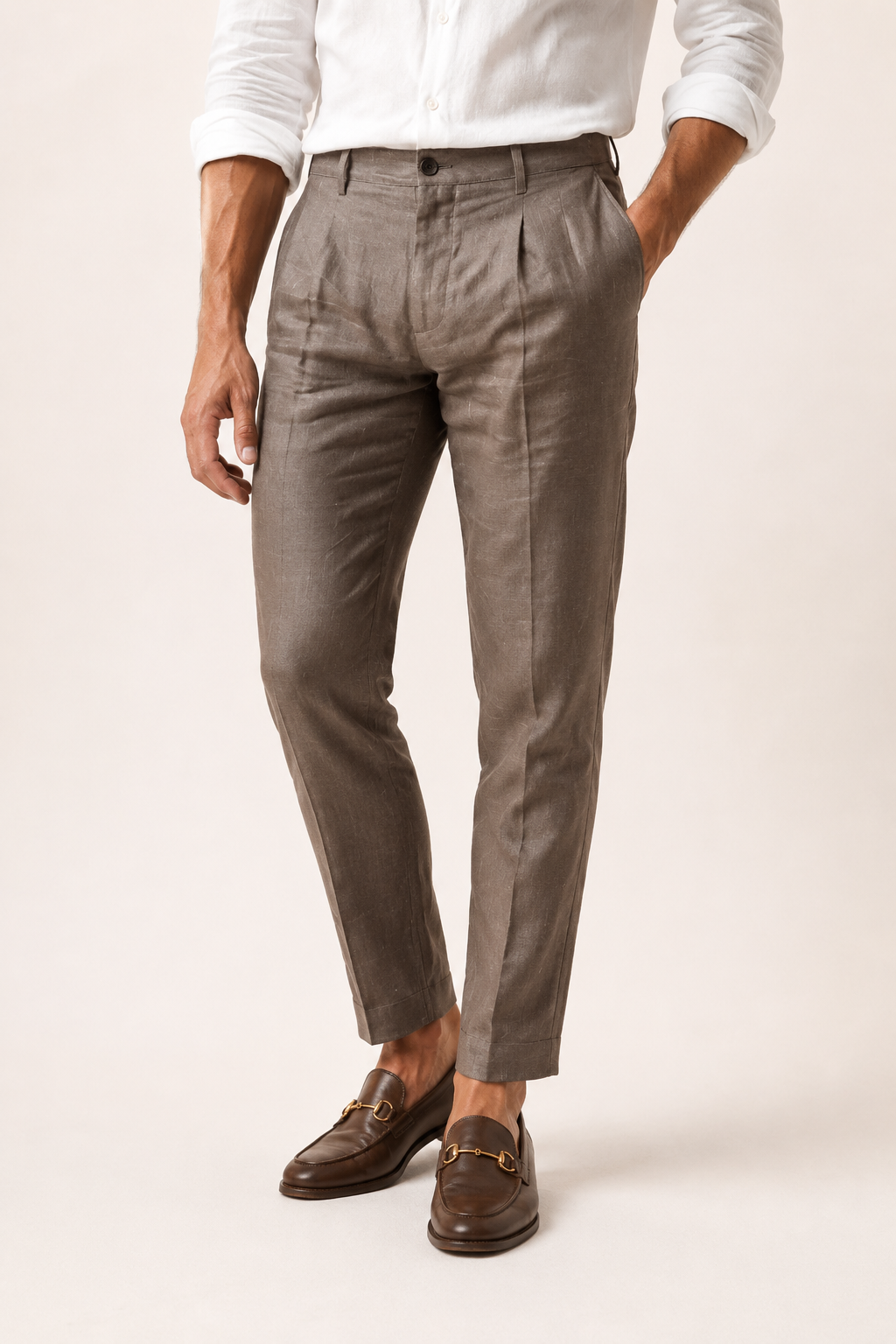 Pantalon homme casual chic à pinces, coupe droite cheville. Parfait pour un look décontracté et stylé.