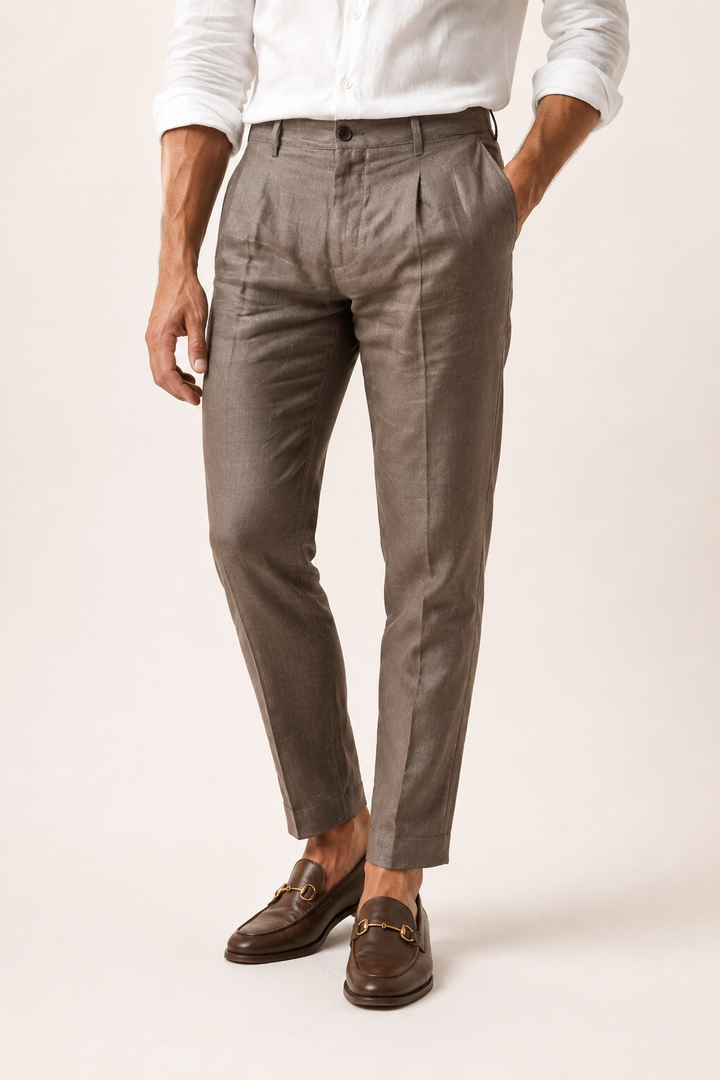 Pantalon homme casual chic à pinces, coupe droite cheville. Parfait pour un look décontracté et stylé.