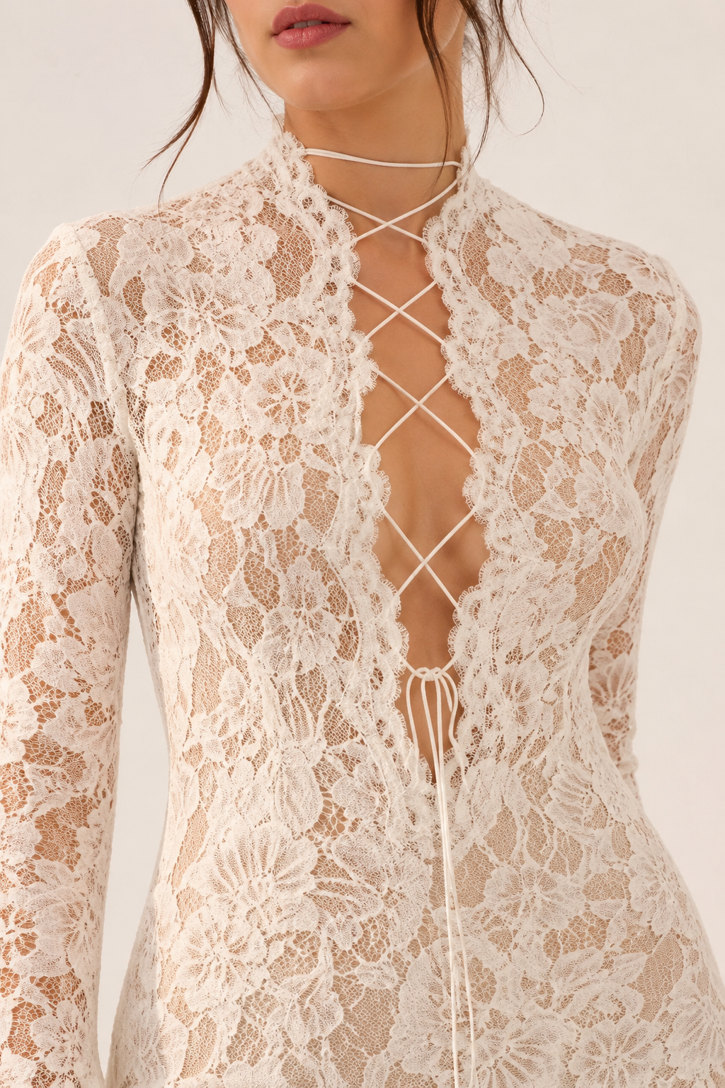 Robe longue fluide blanche pour femme, décolleté croisé chic et fente. Confortable et élégante pour l'été.
