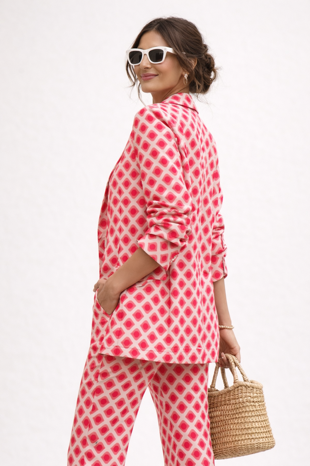 Tenue femme chic et contemporaine: ensemble deux pièces à motif rouge, parfait pour le travail ou un look élégant.