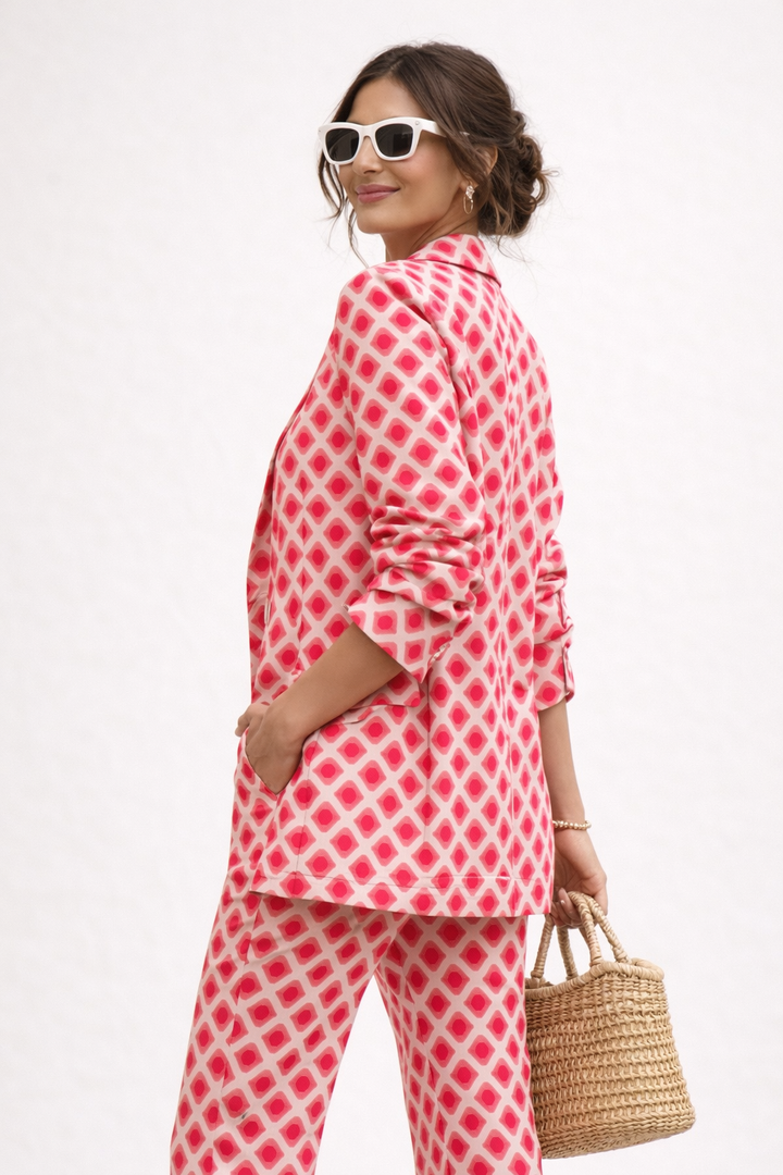Tenue femme chic et contemporaine: ensemble deux pièces à motif rouge, parfait pour le travail ou un look élégant.