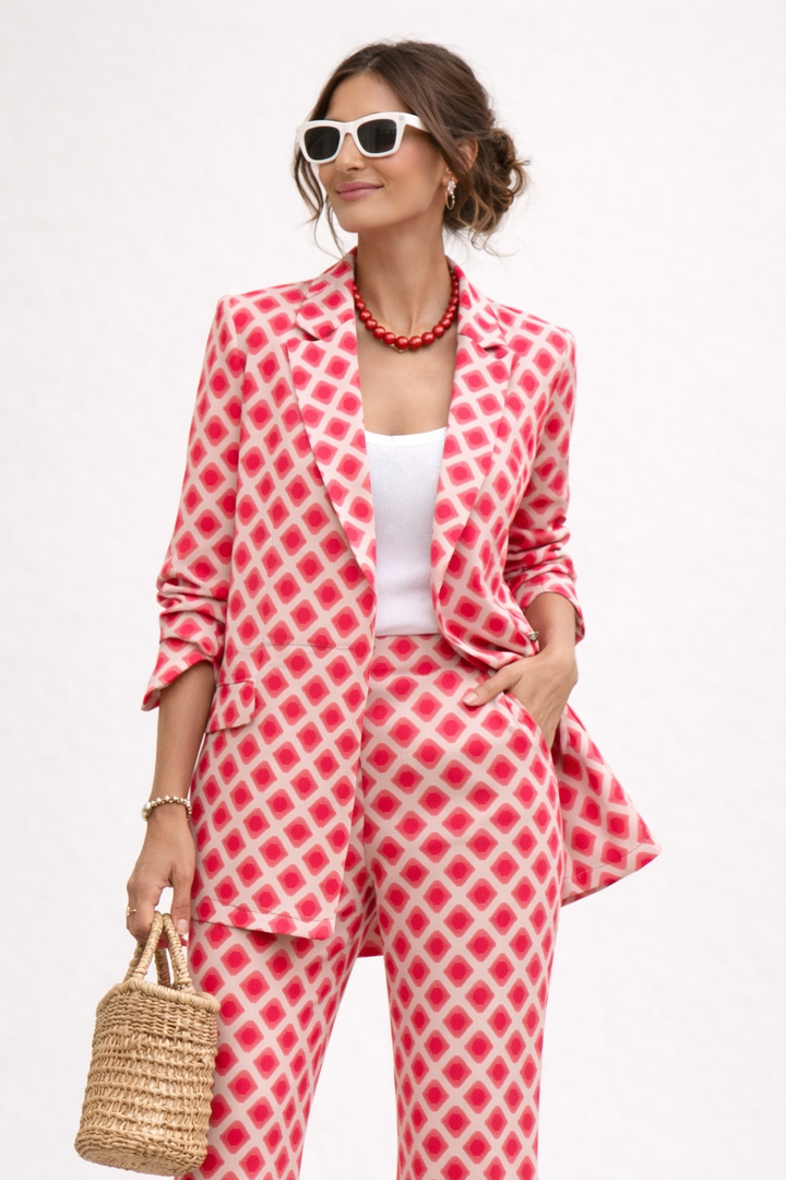 Ensemble deux pièces femme élégant à imprimé moderne rouge, idéal pour mode automne-hiver chic et décontracté.