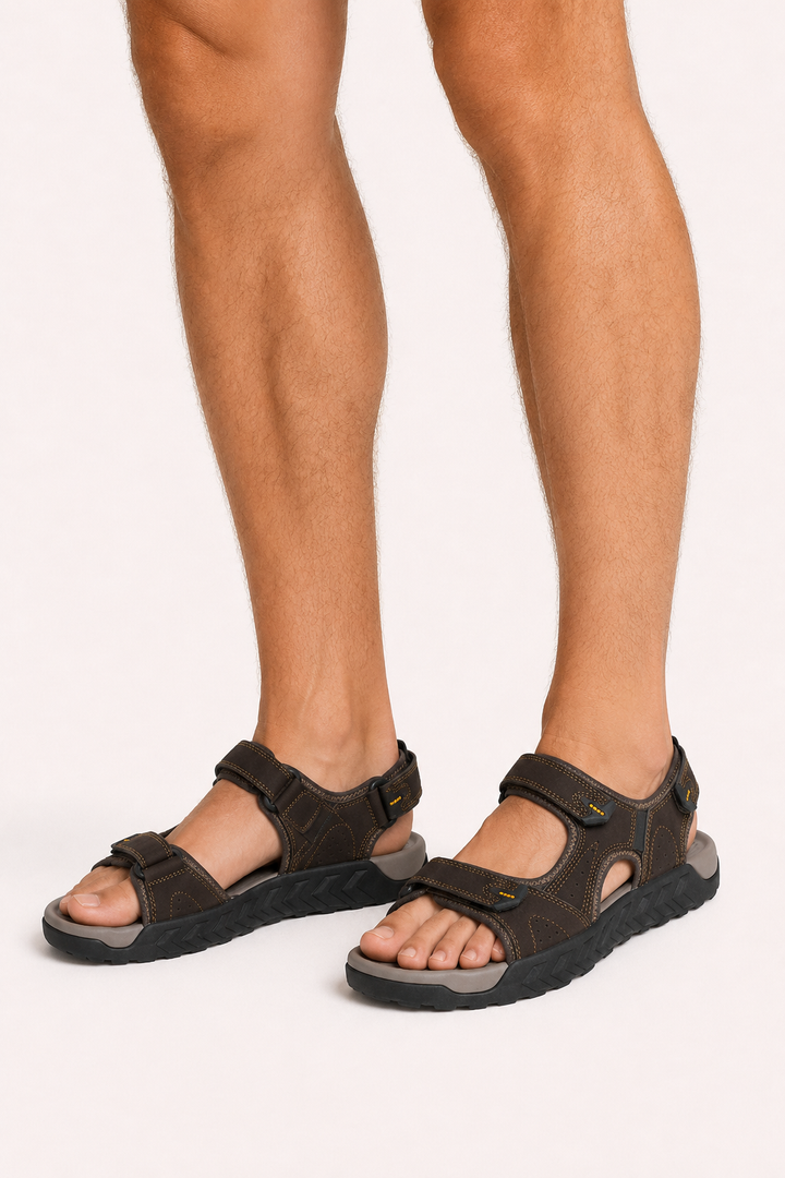 Sandales de sport homme réglables pour randonnée estivale, confort et adhérence sur terrains variés.
