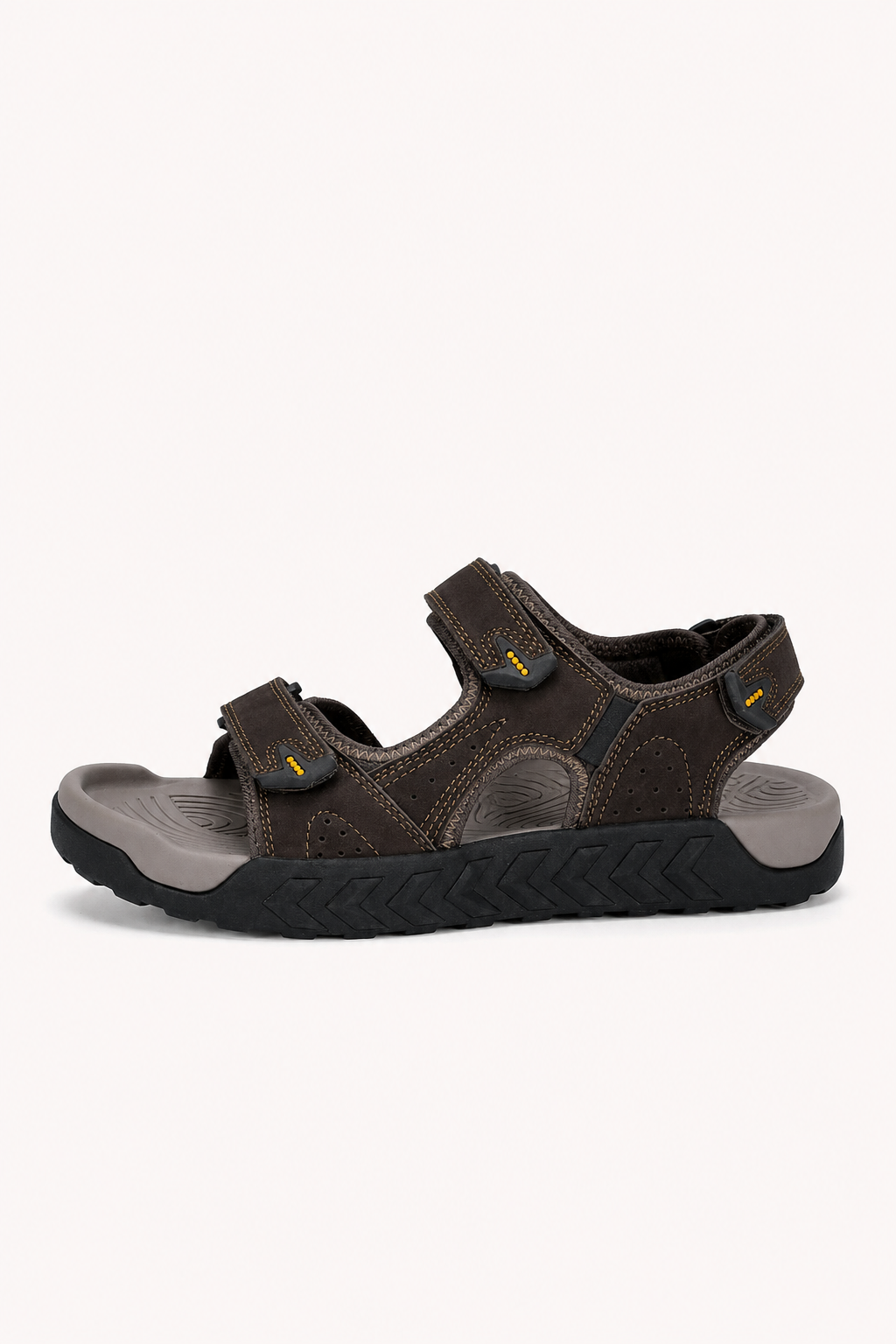 Chaussures de sport homme robustes pour randonnée et plein air, avec semelle épaisse pour adhérence et durabilité.