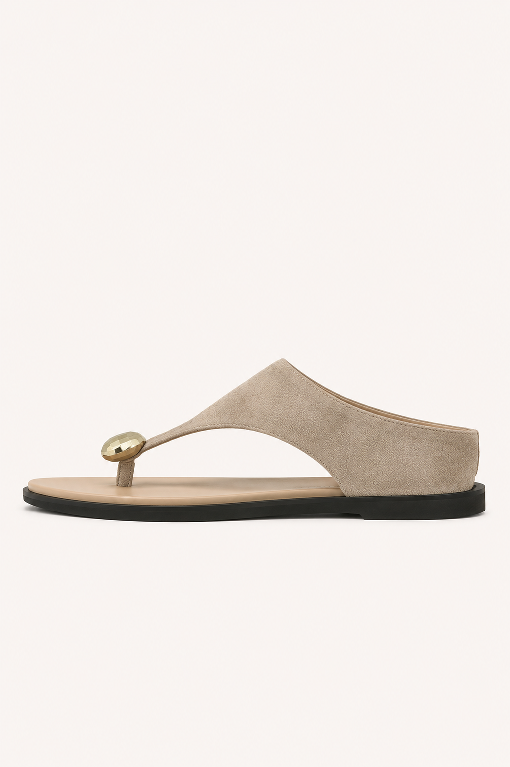 Paire de sandales femme légères, offrant un confort maximal pour les longues journées d'été.