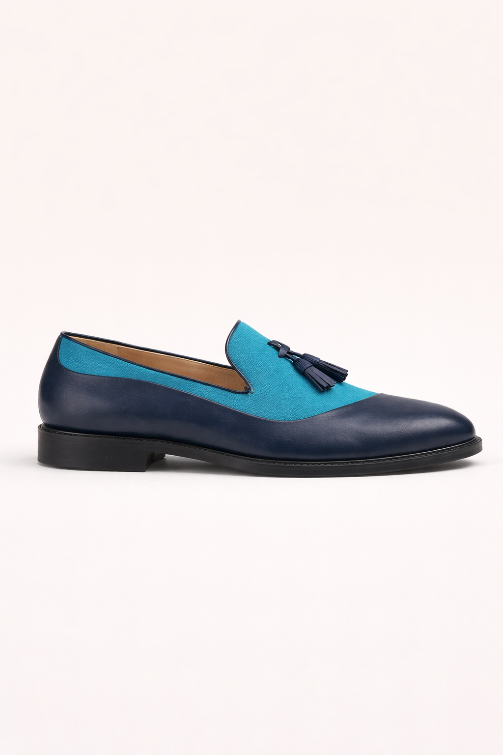 Détail de mocassins homme à glands, une chaussure habillée confortable et intemporelle pour toute occasion.