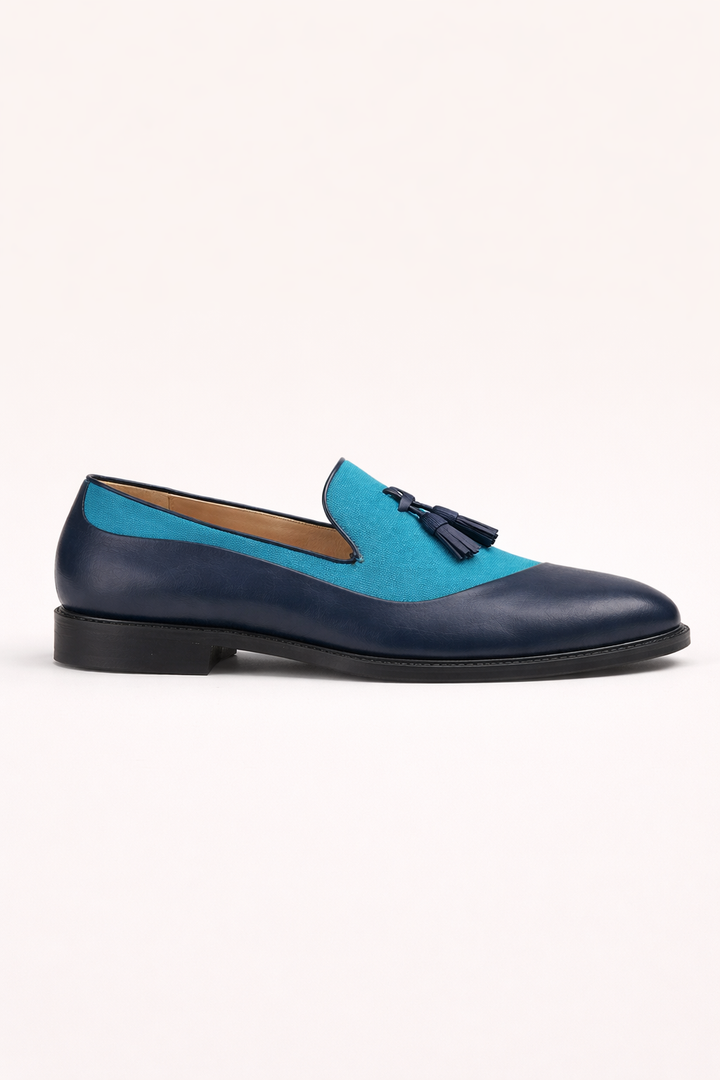 Détail de mocassins homme à glands, une chaussure habillée confortable et intemporelle pour toute occasion.