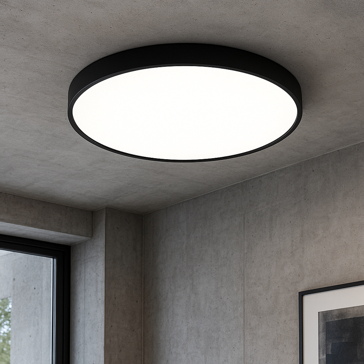 Superbe lampe de plafond moderne avec éclairage LED. Son design ultrafin rehausse toute décoration intérieure.