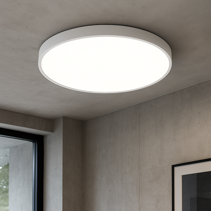 Plafonnier LED moderne et discret, idéal pour la décoration intérieure du salon ou de la chambre.
