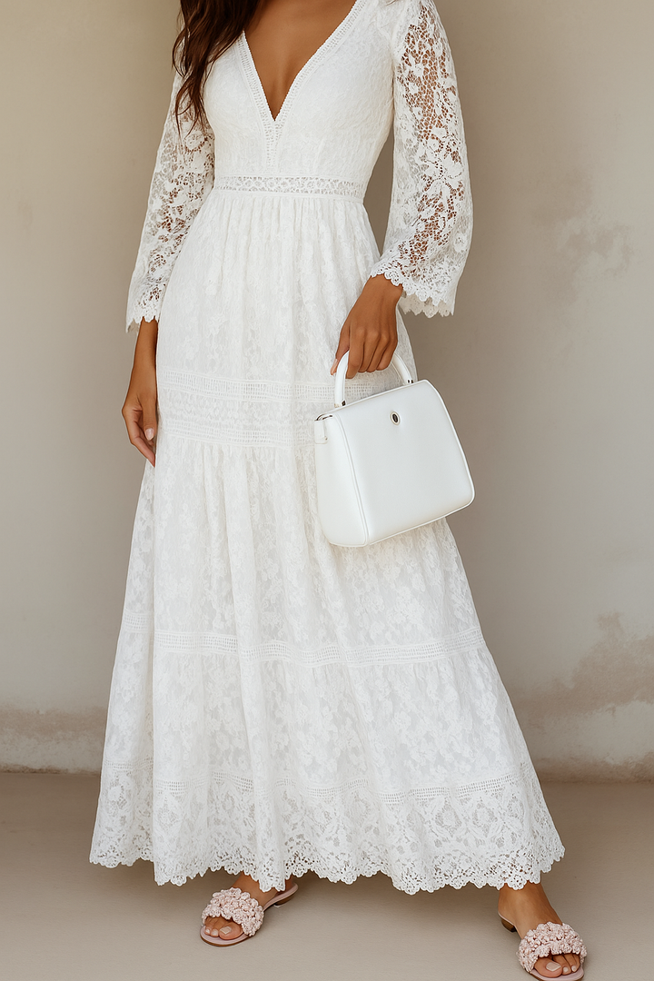 Femme portant une longue robe d'été bohème fleurie, style décontracté chic, parfaite pour la mode estivale.