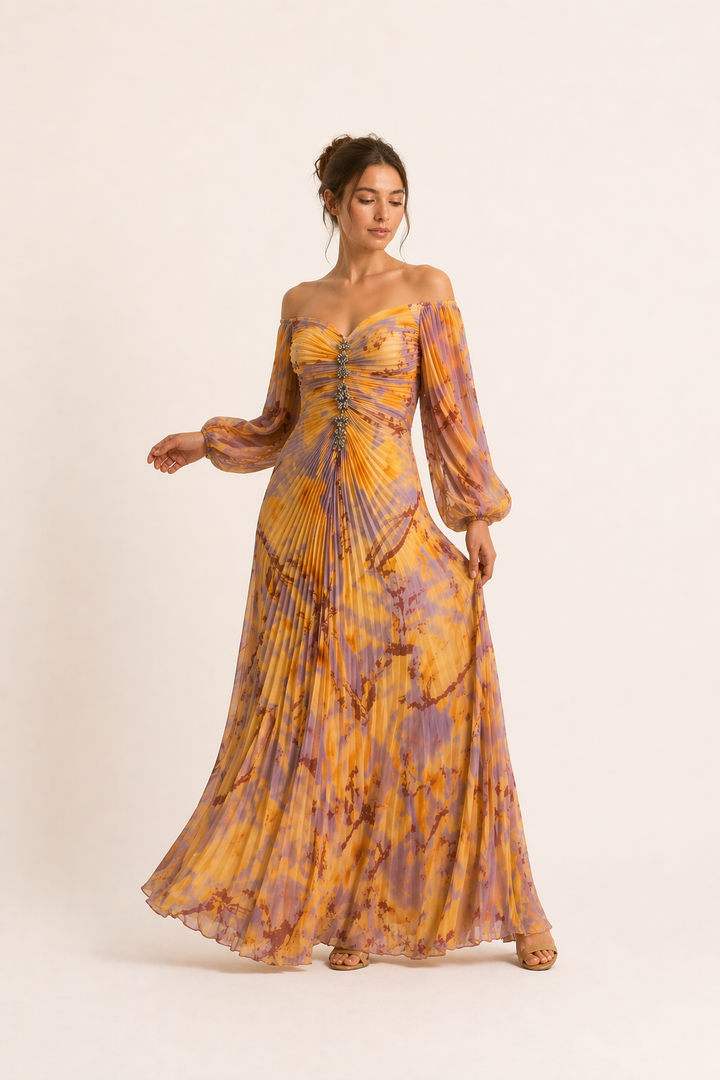 Robe de soirée chic orange plissée avec fente et manches longues. Élégante pour femme, printemps/été.
