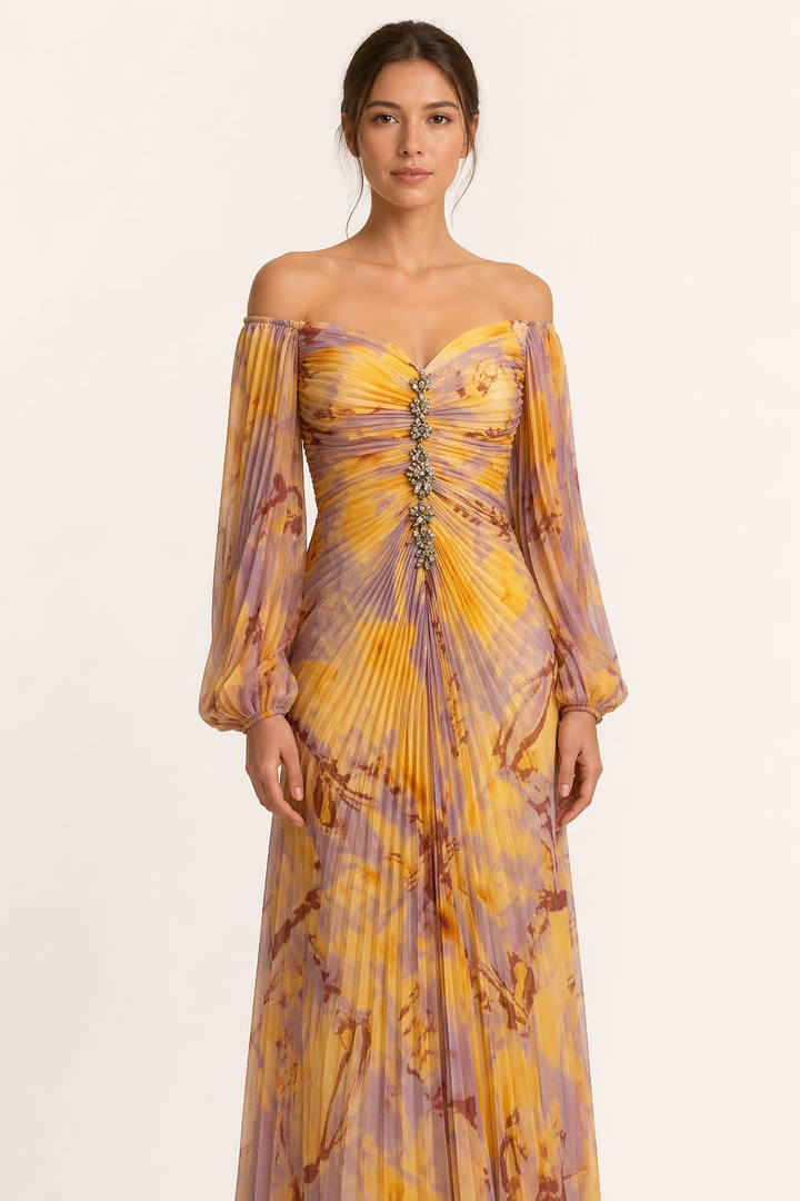 Superbe robe femme orange plissée chic, avec fente. Idéale pour occasions spéciales comme mariage ou bal.