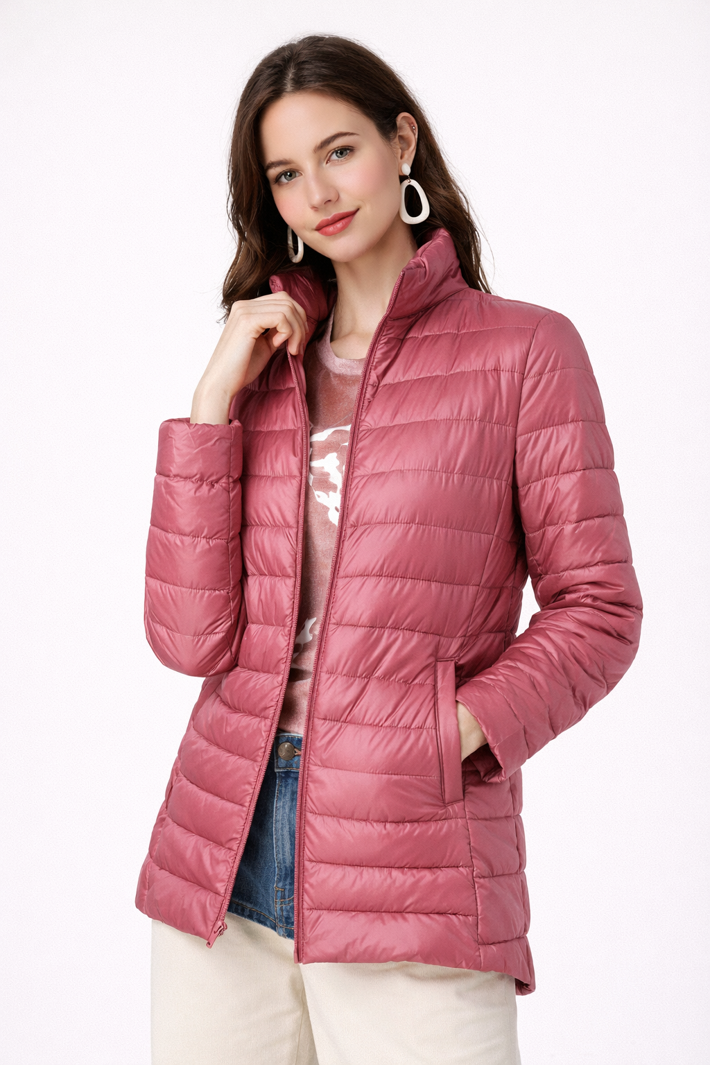 Détail d'une veste femme matelassée avec fermeture éclair, coupe courte et ajustée, idéale au quotidien.