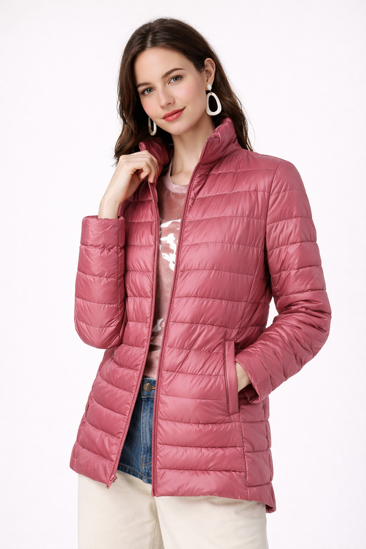 Détail d'une veste femme matelassée avec fermeture éclair, coupe courte et ajustée, idéale au quotidien.