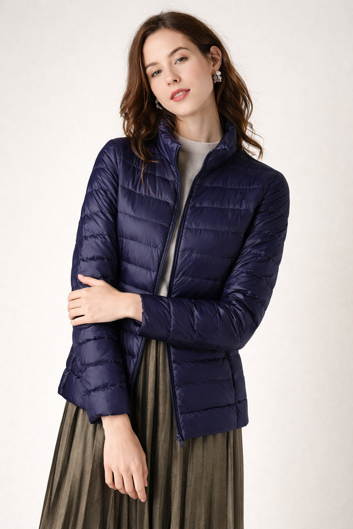 Veste matelassée courte pour femme, coupe ajustée. Parfaite pour une tenue décontractée chic et tendance.