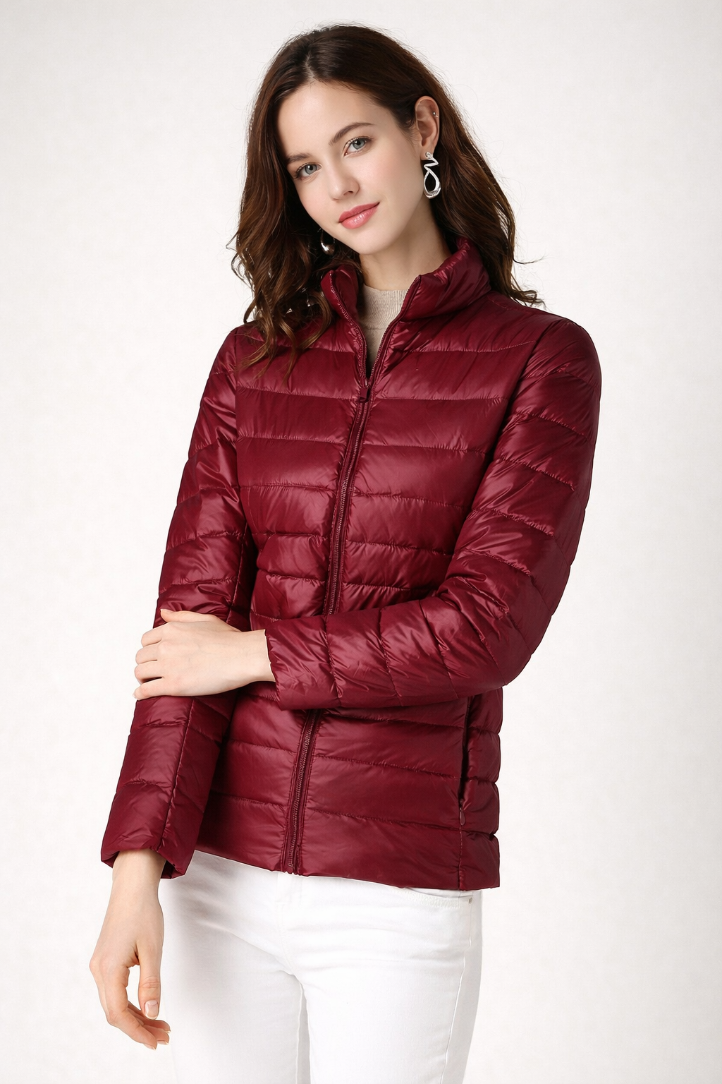 Veste femme courte et légère, style chic décontracté. Essentiel mode pour le printemps et l'automne.