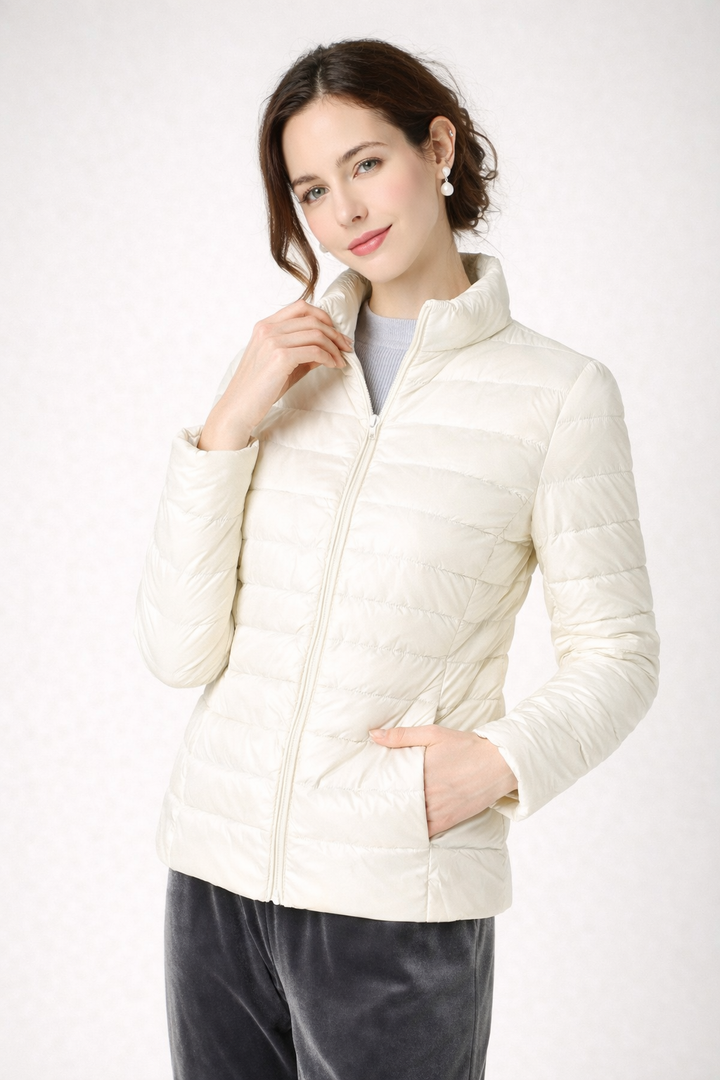 Dos d'une veste ajustée pour femme, soulignant une silhouette élégante et décontractée. Vêtement léger.