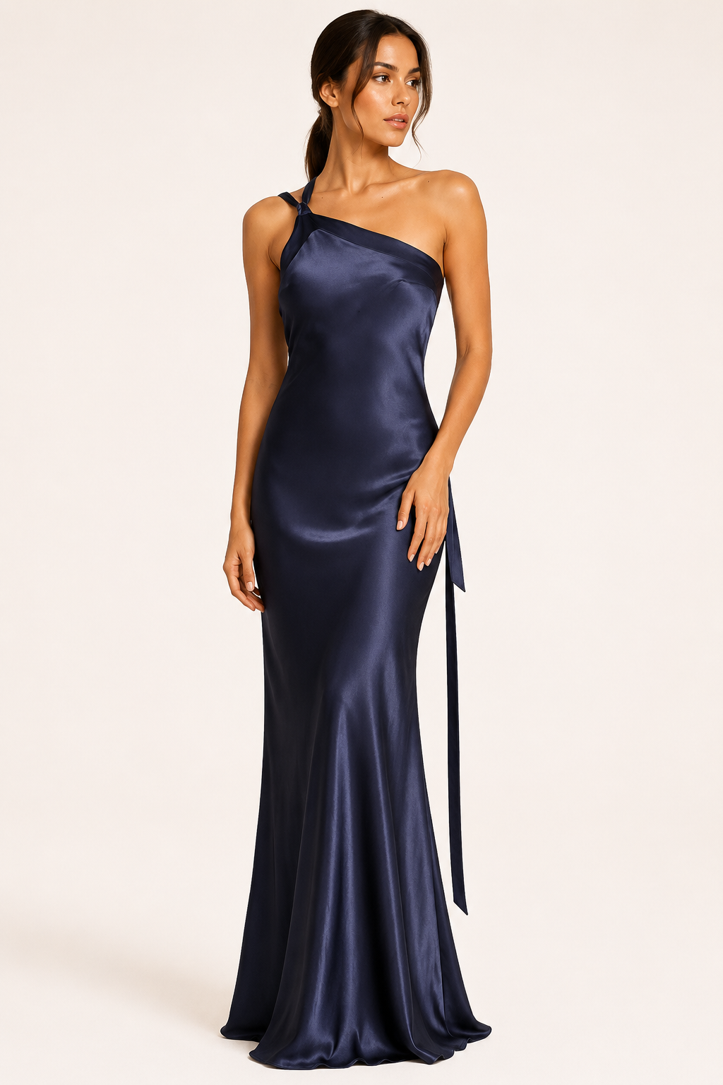Robe longue asymétrique femme, incarnation de l'élégance moderne. Parfaite pour toute occasion chic.