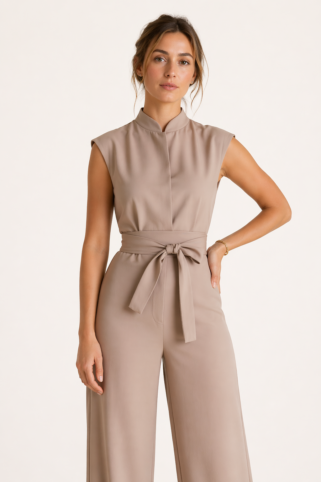 Combinaison kaki femme sophistiquée à jambe large et ceinture. Idéale pour un look tendance au bureau ou une soirée.