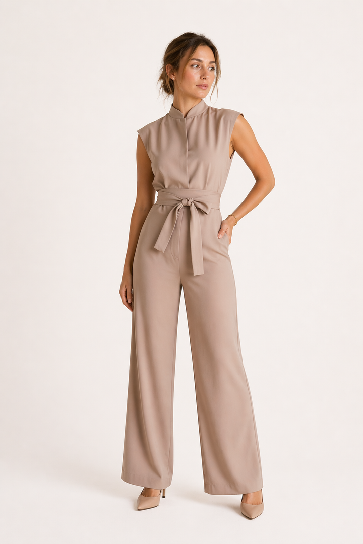 Combinaison élégante femme à jambe large, avec ceinture, parfaite pour bureau ou soirée. Tenue chic et tendance.