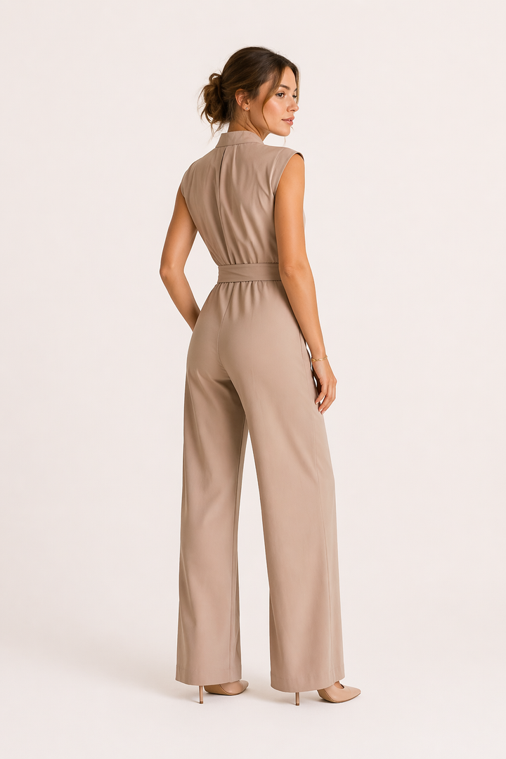 Combinaison blanche élégante pour femmes, coupe jambe large, avec ceinture. Tenue mode féminine pour événements chics.