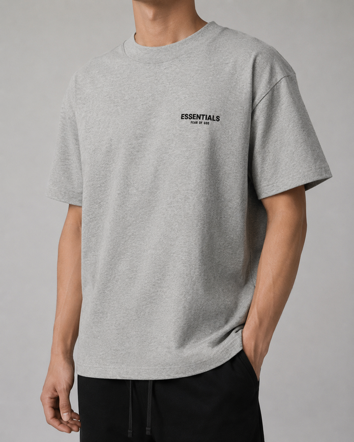 Mode été homme : ensemble t-shirt et short doux, parfait pour un style décontracté moderne.