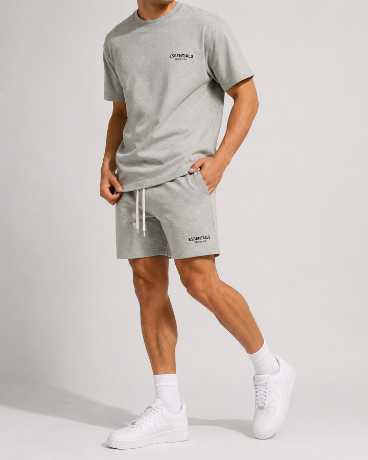 Ensemble masculin stylé : t-shirt à col rond et short confortable pour un été relaxant.