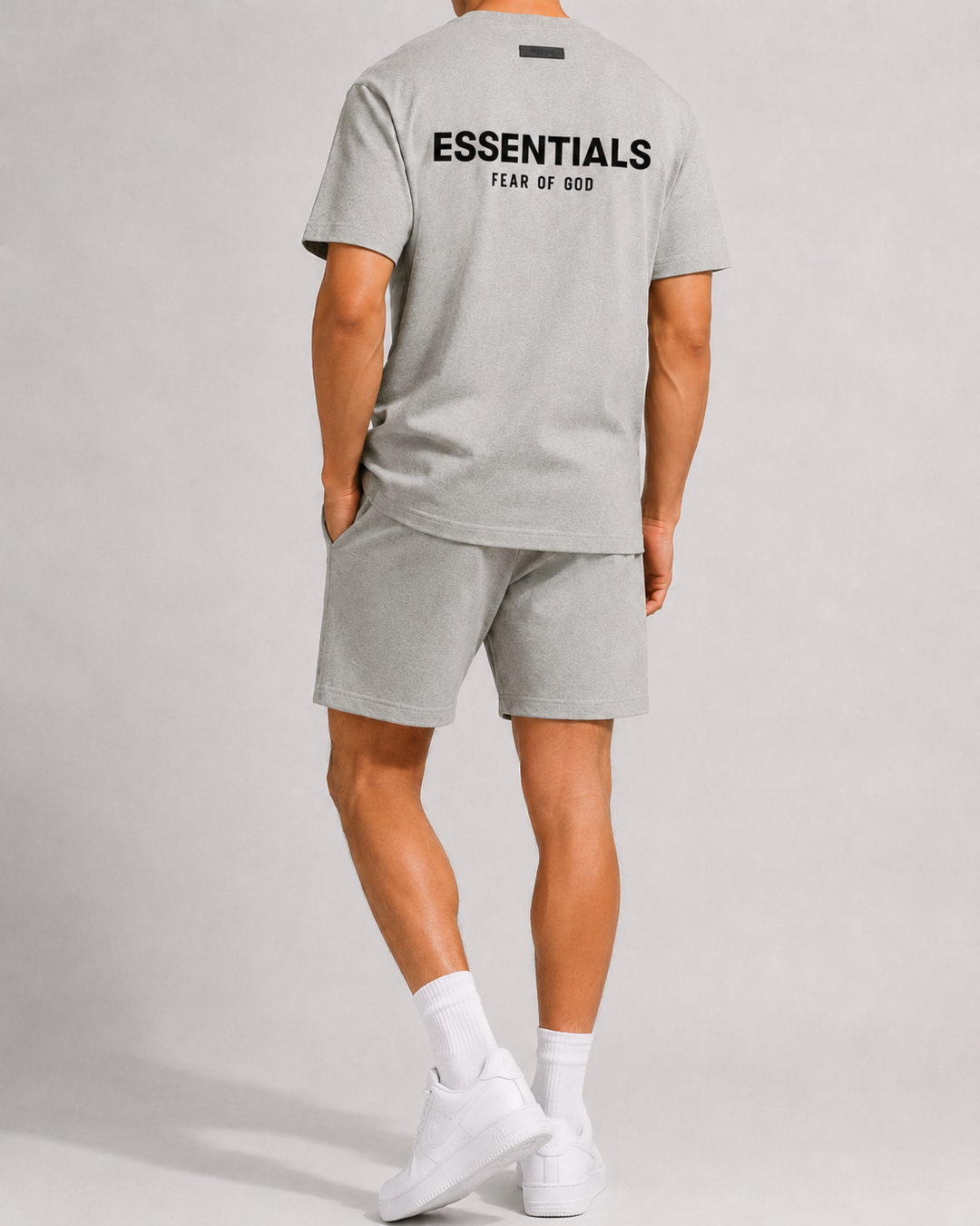 Tenue de loisirs homme, comprenant un t-shirt et un short, pour un confort optimal en vacances.