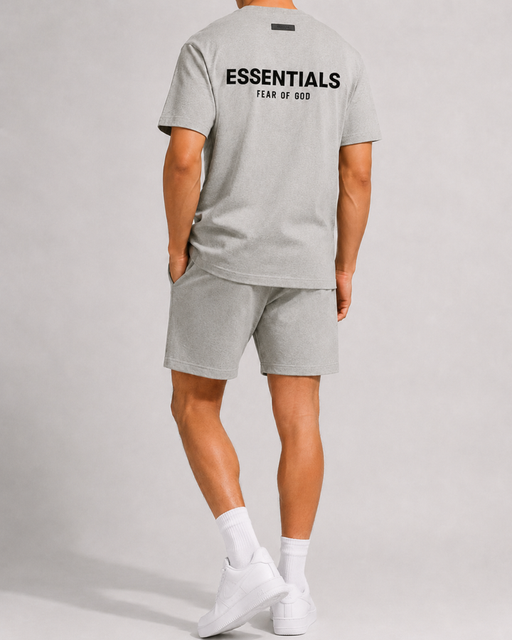 Tenue de loisirs homme, comprenant un t-shirt et un short, pour un confort optimal en vacances.