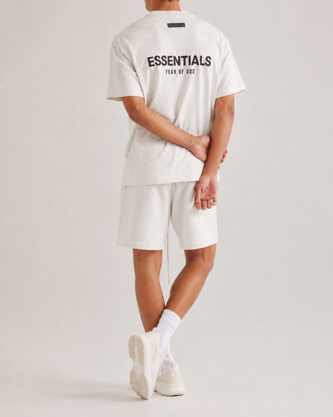 Ensemble t-shirt short homme, style décontracté chic pour la saison estivale et les vacances.