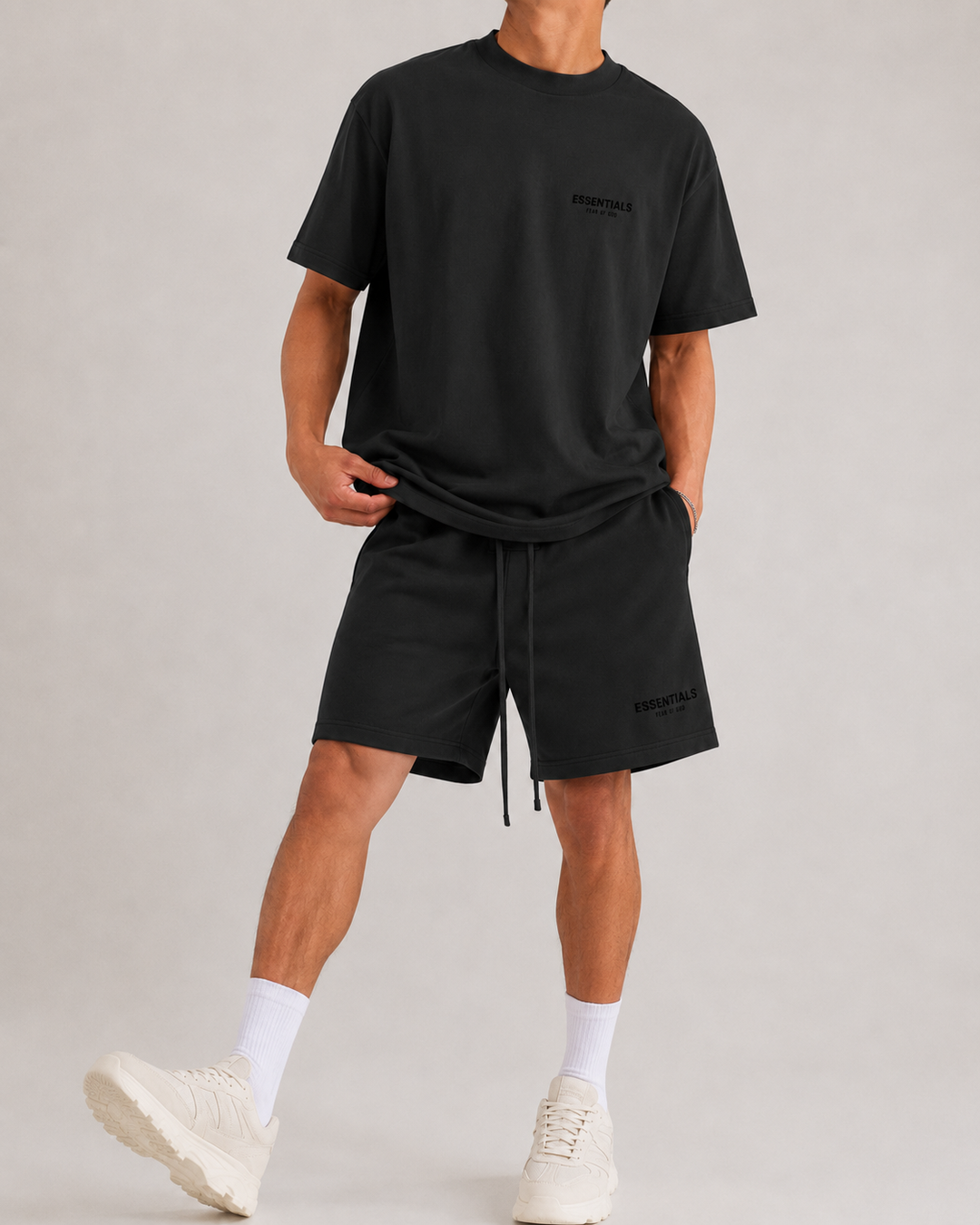 Ensemble homme tendance : t-shirt et short pour une tenue décontractée et confortable, idéale pour l'été.