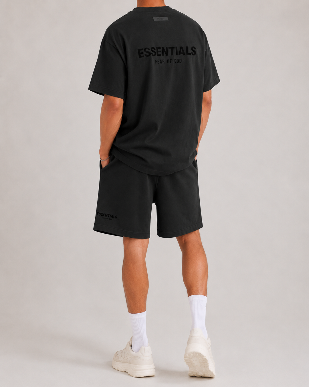 Vacances homme : ensemble t-shirt et short léger, le look coordonné parfait pour la détente.
