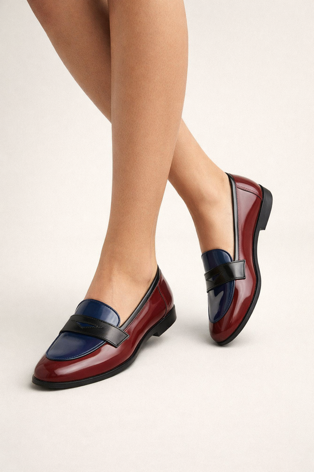 Chaussures slip-on femme bicolores bleues, mocassins chics et confortables pour un look décontracté élégant au quotidien.