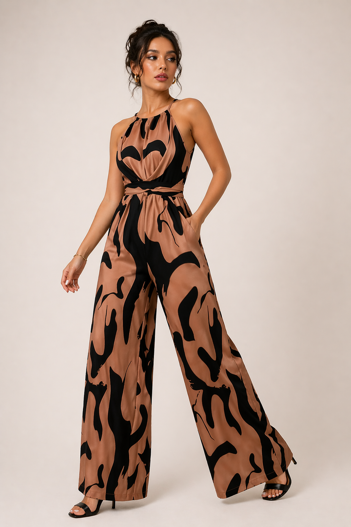 Photo plein pied d'une combinaison femme élégante, dos nu et jambes larges, incarnant le style chic et tendance de l'été.