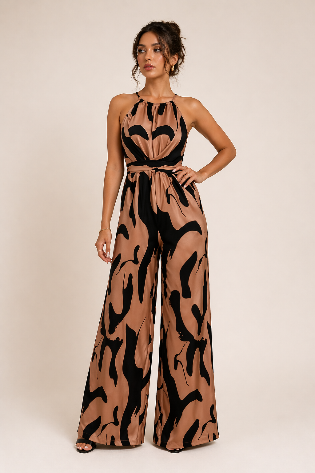 Combinaison polyvalente femme, dos nu et jambes larges. Chic pour soirée, décontractée pour le jour. Mode été glamour.